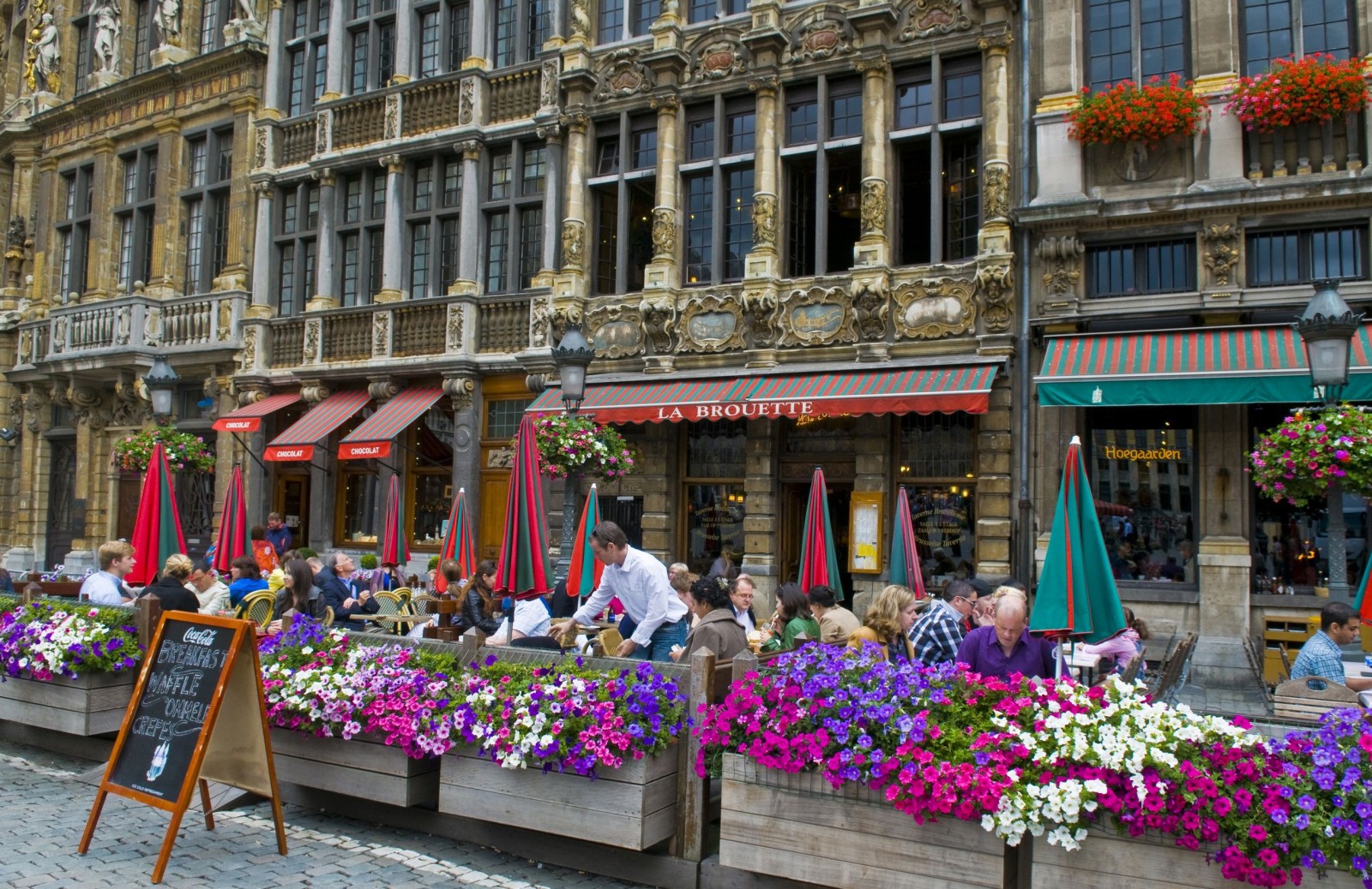 cafe-at-grand-place-brussels-belgium-1600x1038.jpg